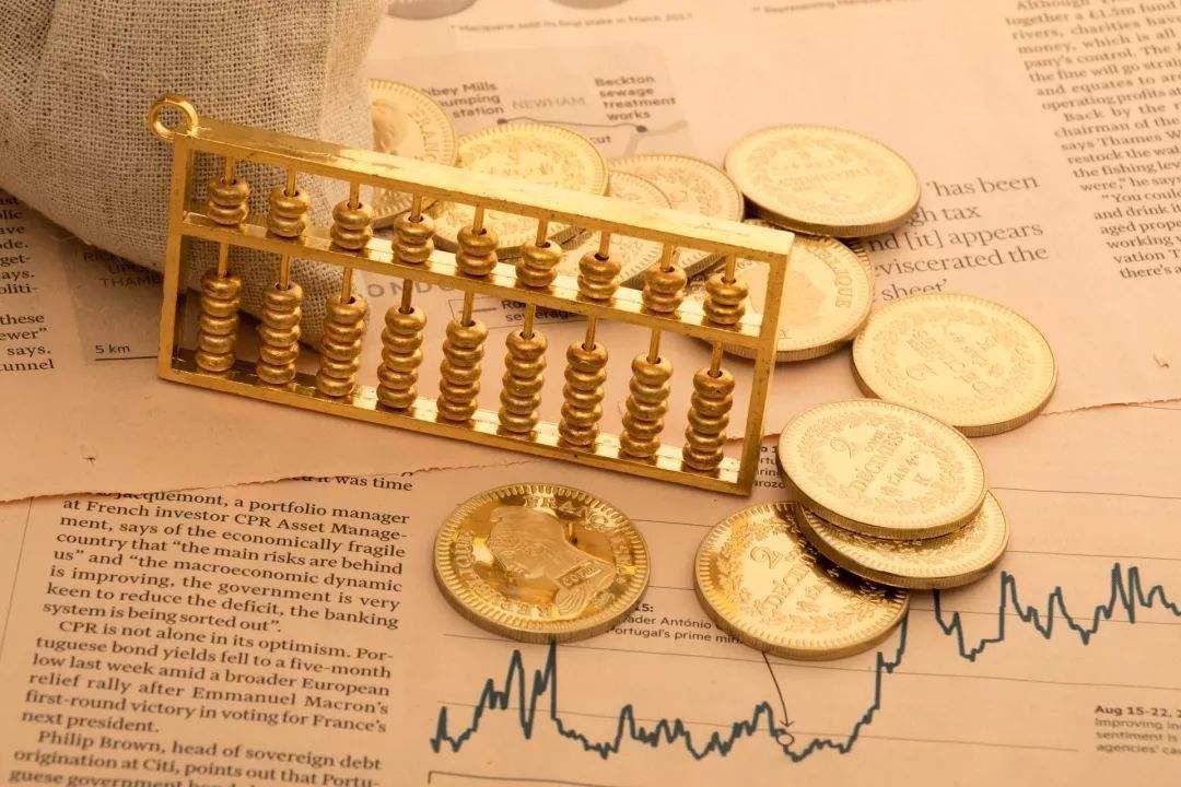 大阪世博会中国馆举行升旗仪式，五星红旗迎风飘扬！
